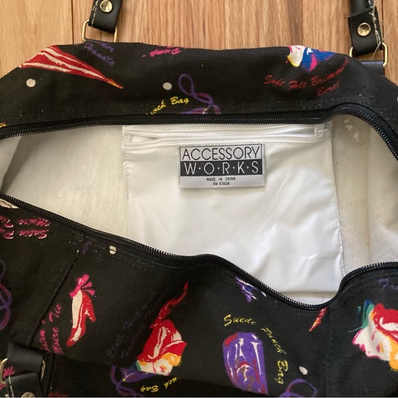 NWOT Large Travel tote. Lightweight canvas with top zipper closure. - Picture 3 of 7